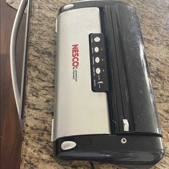 NESCO VS-02 Vacuum Sealer Machine /Food Starter Kit with Automatic Shut-Off - Picture 5 of 10